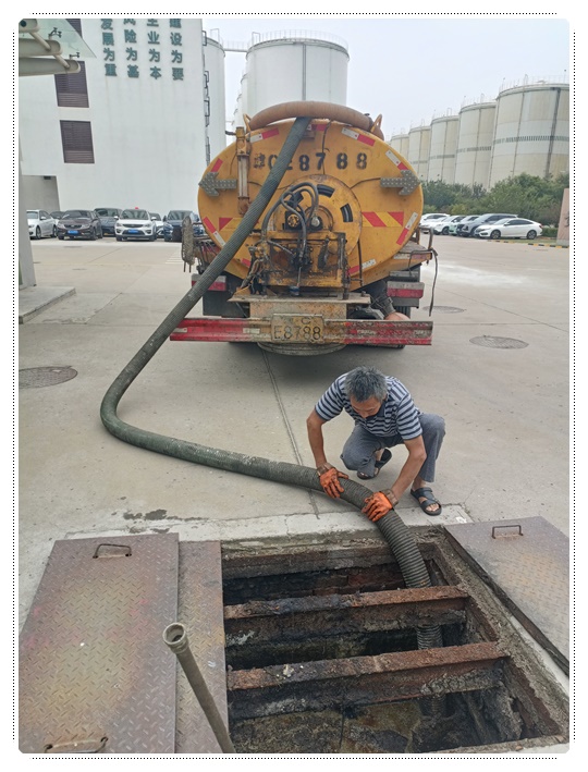 察哈尔右翼后隔油池清掏