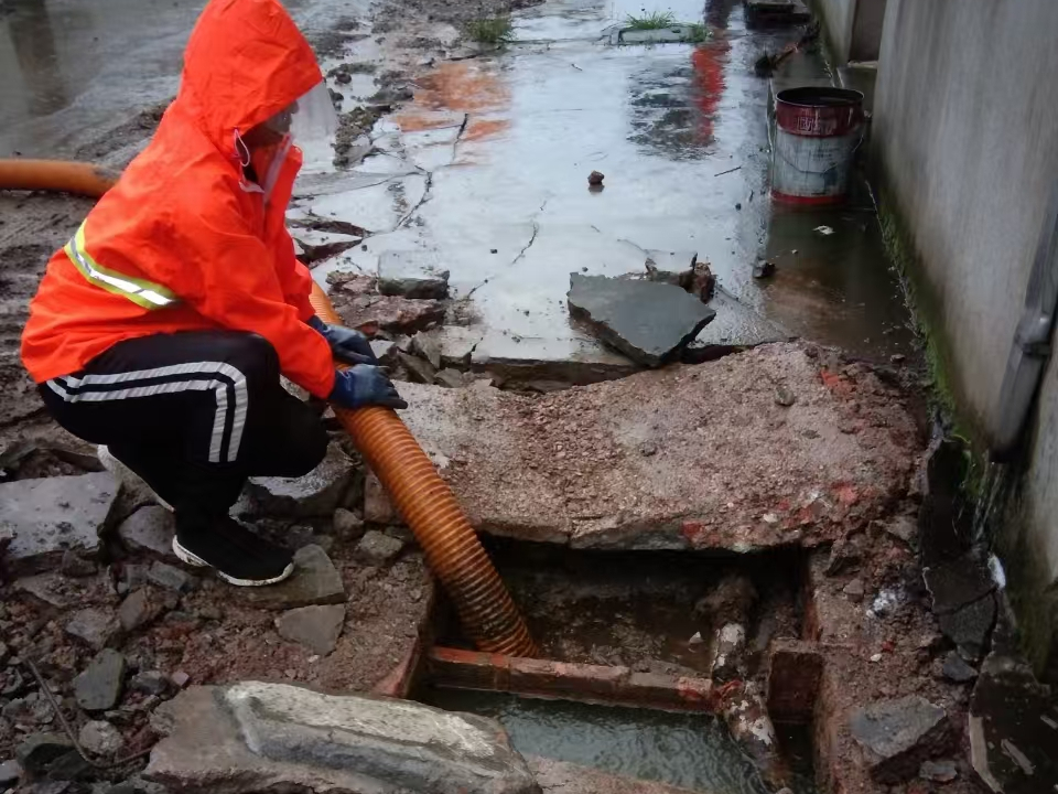 察哈尔右翼后专业清理污水池 炜誉市政以规范流程守护城市 “肠道”