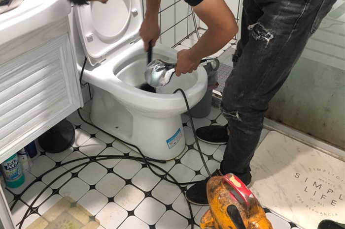 察哈尔右翼后马桶堵塞自己疏通还是找师傅?专业上门服务让你省时更省心